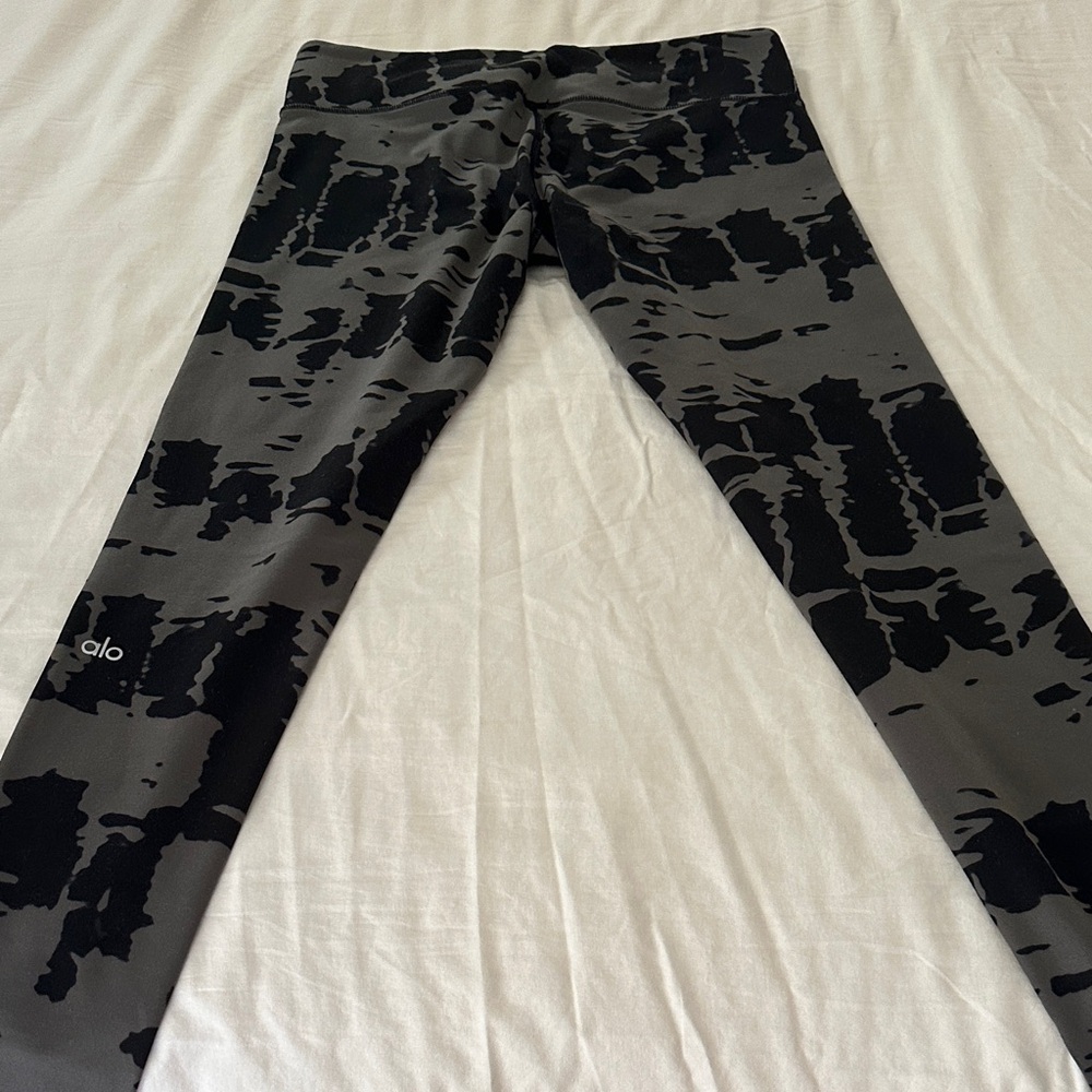 ALO Yoga Kids Charcoal and Black Patterned Leggings